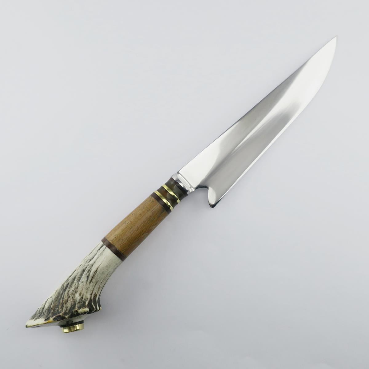 Cuchillo de acero inoxidable de 6.3 pulgadas con hoja pulida y un mango distintivo hecho de asta de ciervo natural, complementado con anillos de madera y latón. Perfecto para entusiastas del aire libre y coleccionistas que buscan cuchillos duraderos y atractivos.