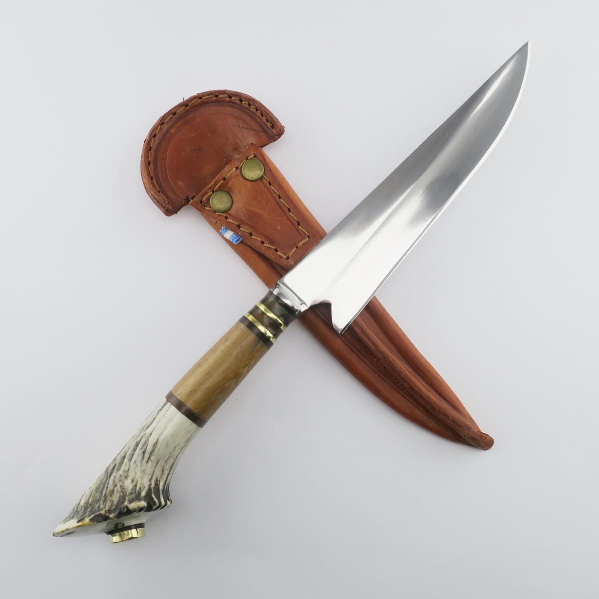 Cuchillo de caza premium de acero inoxidable de 6.3 pulgadas con mango de cuerno de ciervo y funda de cuero marrón, ideal para entusiastas del aire libre y coleccionistas.