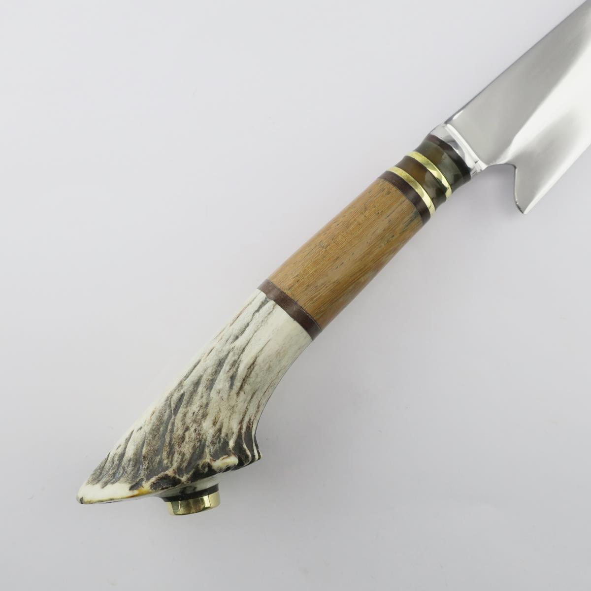 Cuchillo de caza de ciervo con hoja de acero inoxidable y un mango distintivo hecho de madera y asta natural. Ideal para actividades al aire libre y caza.