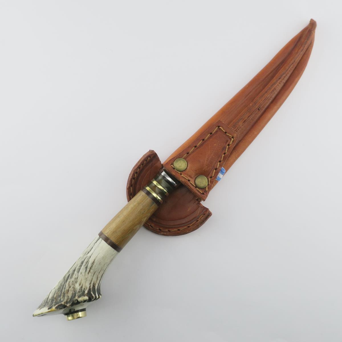 Cuchillo de ciervo con hoja de acero inoxidable y mango auténtico de asta, completo con funda de cuero personalizada. Ideal para coleccionistas y entusiastas del aire libre.
