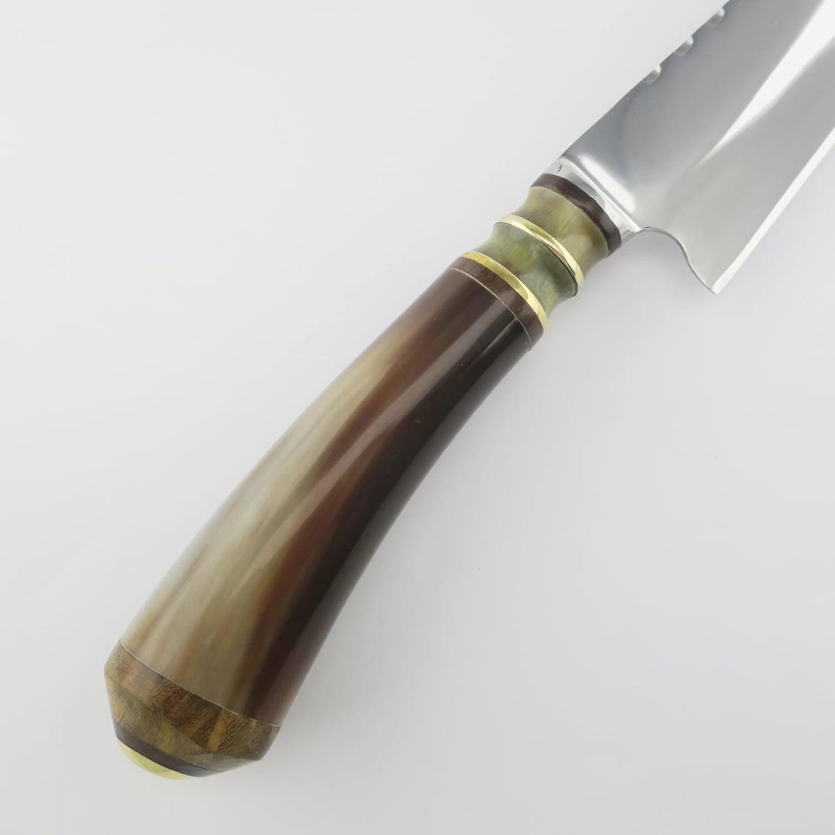 Un cuchillo de acero inoxidable de alta calidad de 7.1 pulgadas con un mango único hecho de cuerno de vaca combinado y madera, acentuado con anillos de latón. Ideal para uso en cocina, combinando durabilidad con una estética distintiva.