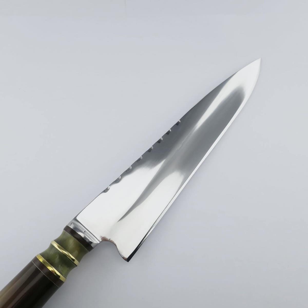 Un cuchillo afilado de acero inoxidable de 7.1 pulgadas con un mango distintivo en tonos verdes y marrones separados por anillos dorados. Perfecto para diversas tareas de cocina, destacando su artesanía de alta calidad y agarre cómodo.