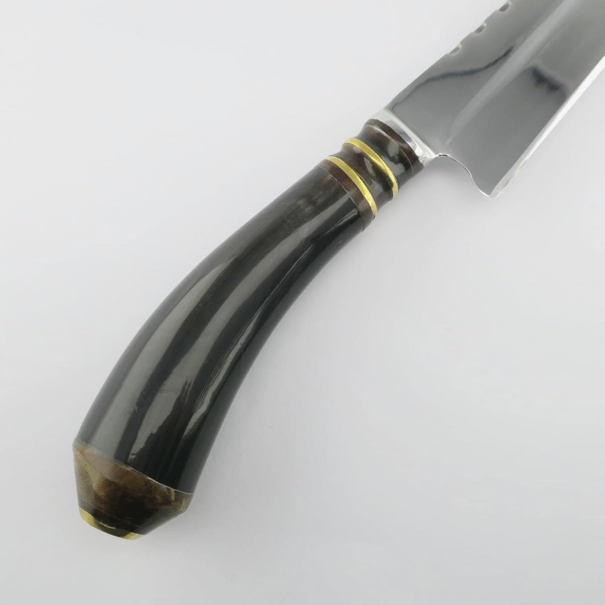Un cuchillo de acero inoxidable Cow 7.1in Dark con mango oscuro y curvo y bandas doradas, mostrado desde el mango hasta el inicio de la hoja sobre un fondo blanco. Este cuchillo es ideal para tareas de cocina.