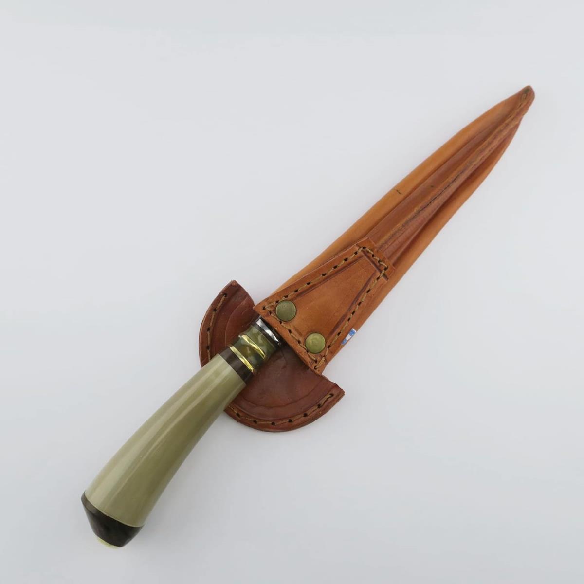 Cuchillo Vaca 7.1in Claro de acero inoxidable con funda de cuero marrón claro, ideal para diversos usos.