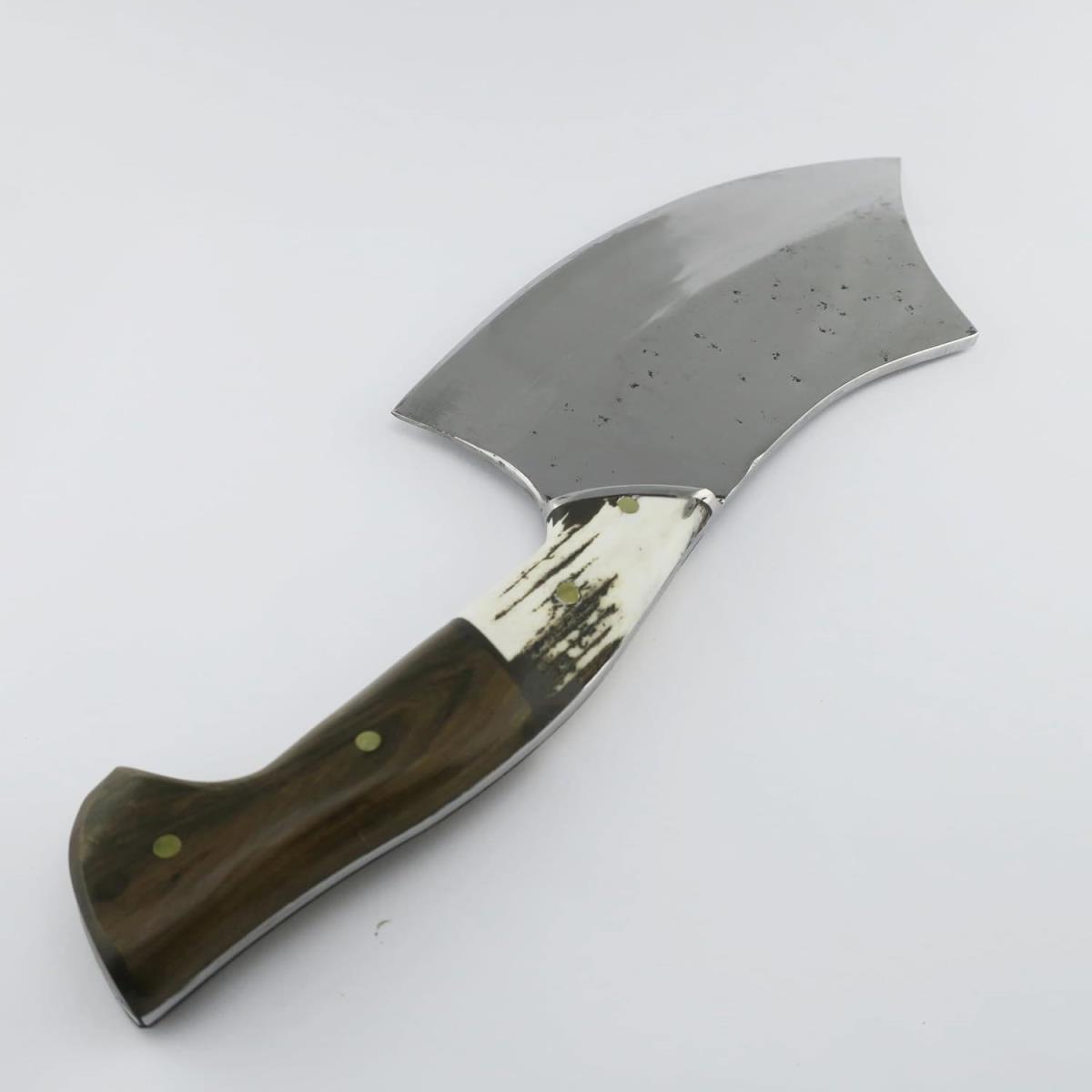 Hacha de ciervo de 7.68 pulgadas con hoja de acero negro y mango de madera con incrustaciones de hueso. Ideal para uso exterior, camping y bushcraft. Duradera y afilada.