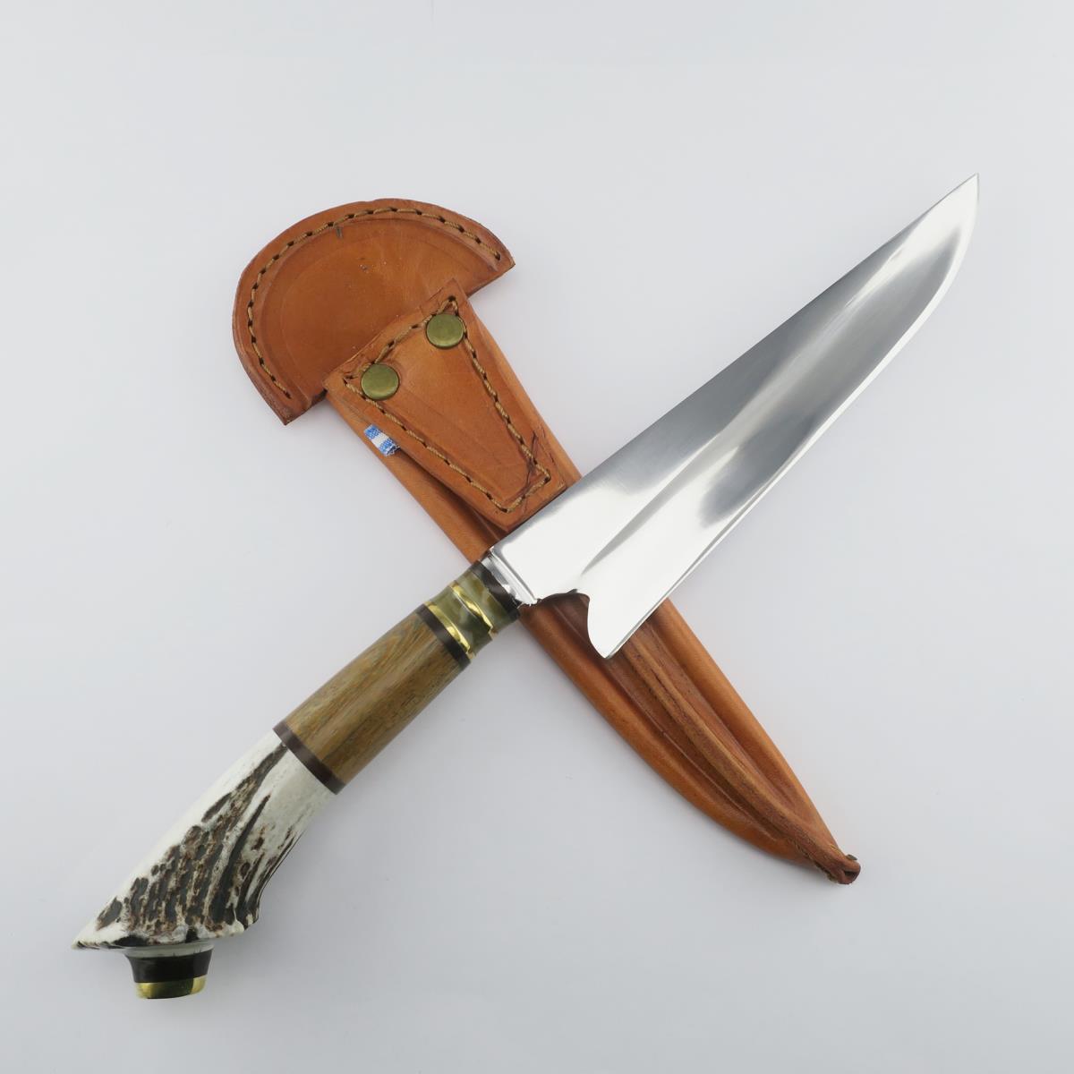 Cuchillo de acero inoxidable de 7.1 pulgadas con funda de cuero marrón y mango de asta de ciervo, ideal para caza o actividades al aire libre.