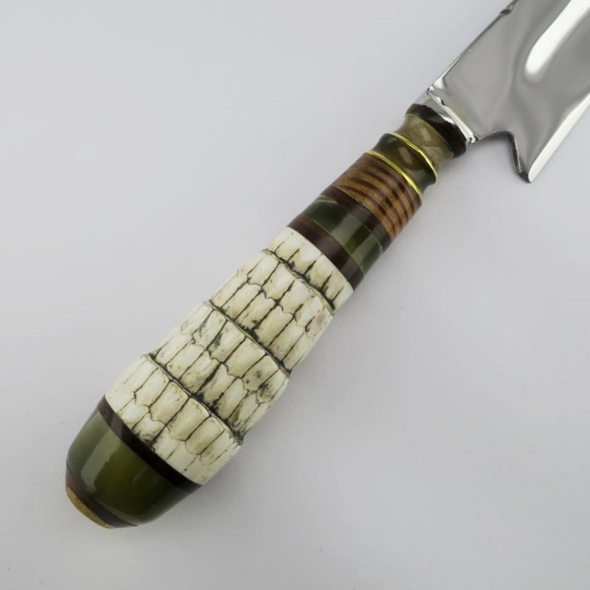 Cuchillo artesanal con mango de cola de armadillo auténtica, decorado con detalles en madera y resina, complementado con una hoja de acero inoxidable de alta calidad.