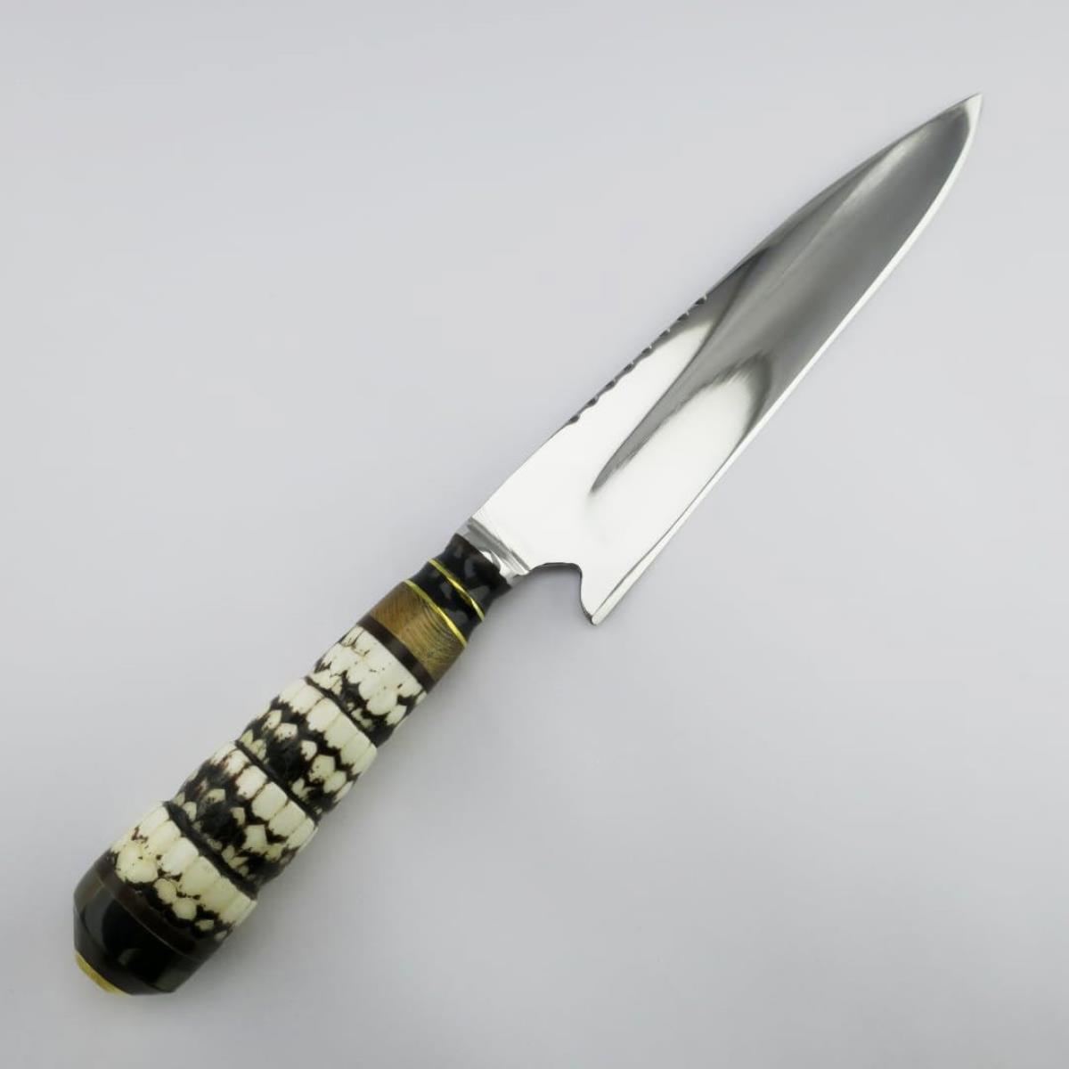 Cuchillo artesanal de 18 cm con hoja de acero inoxidable pulido y mango exclusivo de cola de armadillo con detalles en latón.