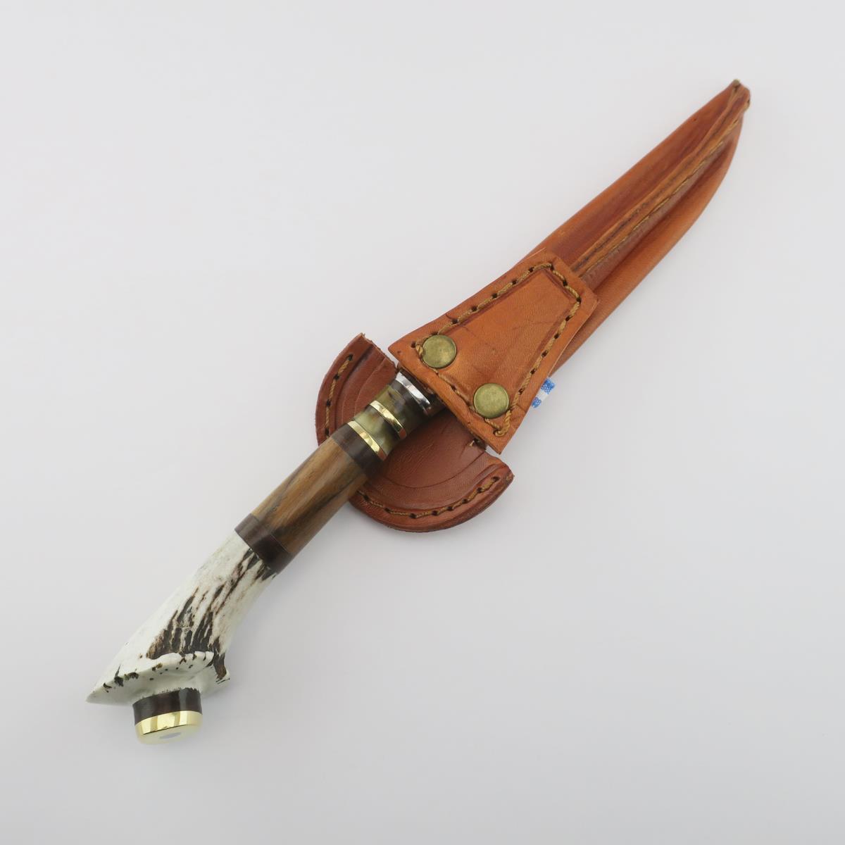 Cuchillo de acero inoxidable de 5.5 pulgadas con mango de asta de ciervo y funda de cuero marrón, ideal para entusiastas del aire libre y coleccionistas.