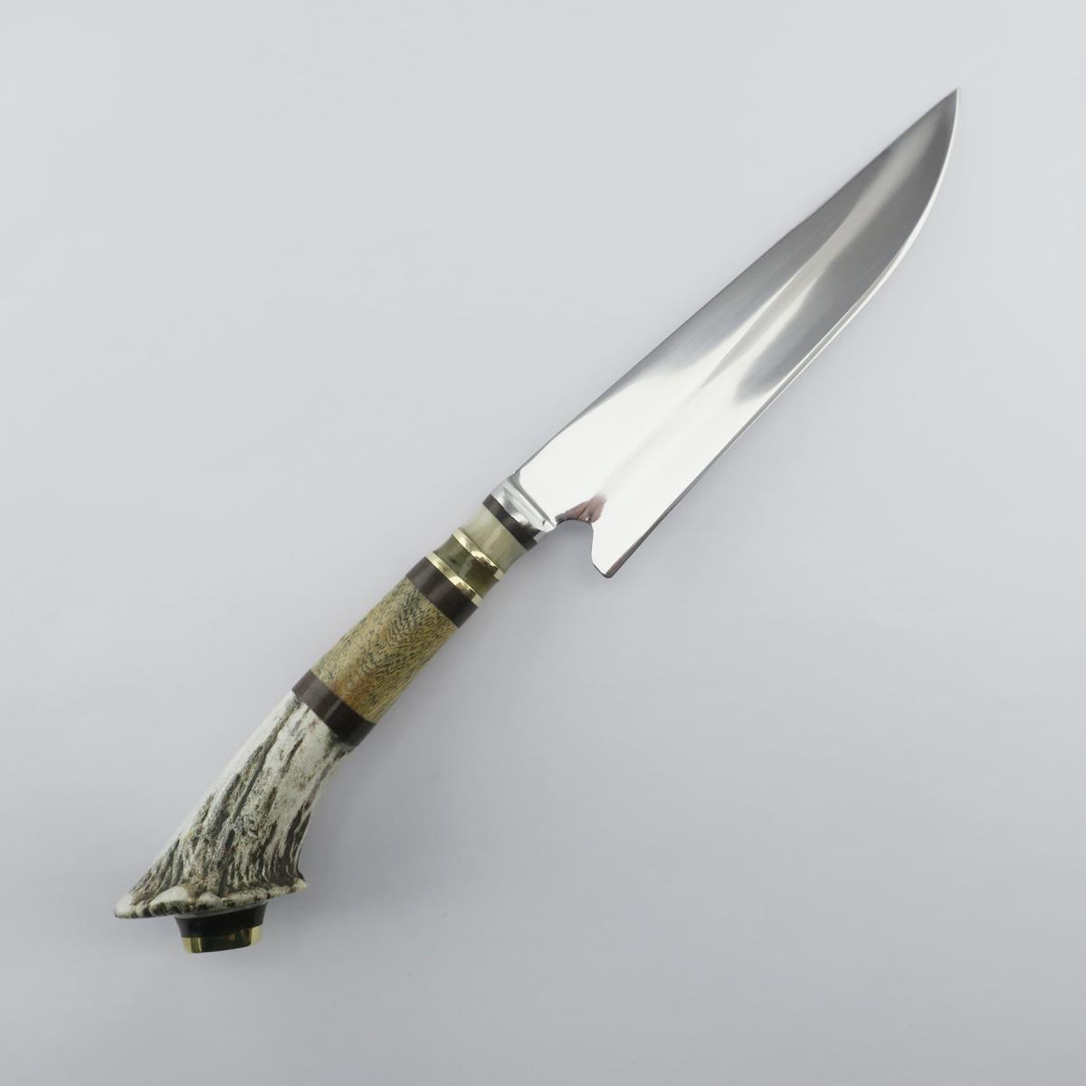 Cuchillo artesanal de 5.5 pulgadas con hoja de acero inoxidable pulido, empuñadura de cuerno de ciervo y detalles decorativos. Perfecto para amantes de la naturaleza y coleccionistas.
