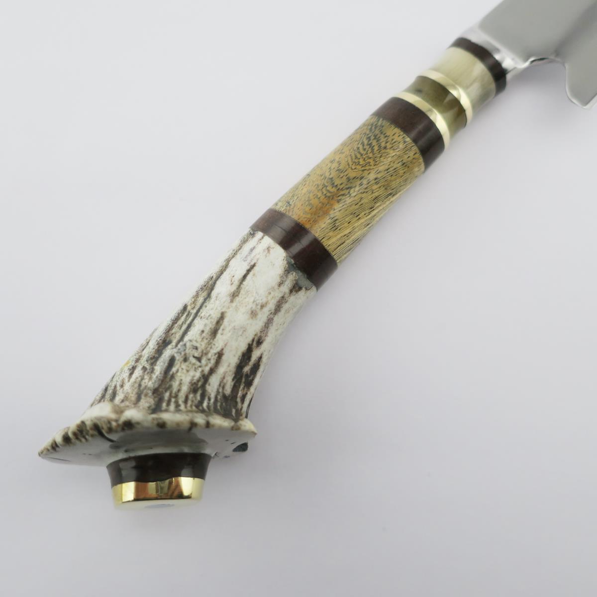 Cuchillo de acero inoxidable de 5.5 pulgadas con mango de cuerno de venado y detalles de latón. Ideal para cazadores y coleccionistas, este cuchillo ofrece un diseño rústico y funcional.