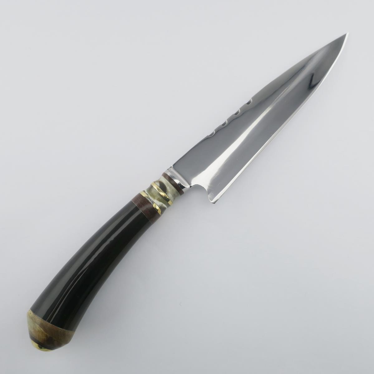 Cuchillo de acero inoxidable Cow 5.5in Dark, ideal para uso en la cocina. Este cuchillo duradero y afilado presenta un mango oscuro y una hoja pulida, perfecto para diversas tareas culinarias.