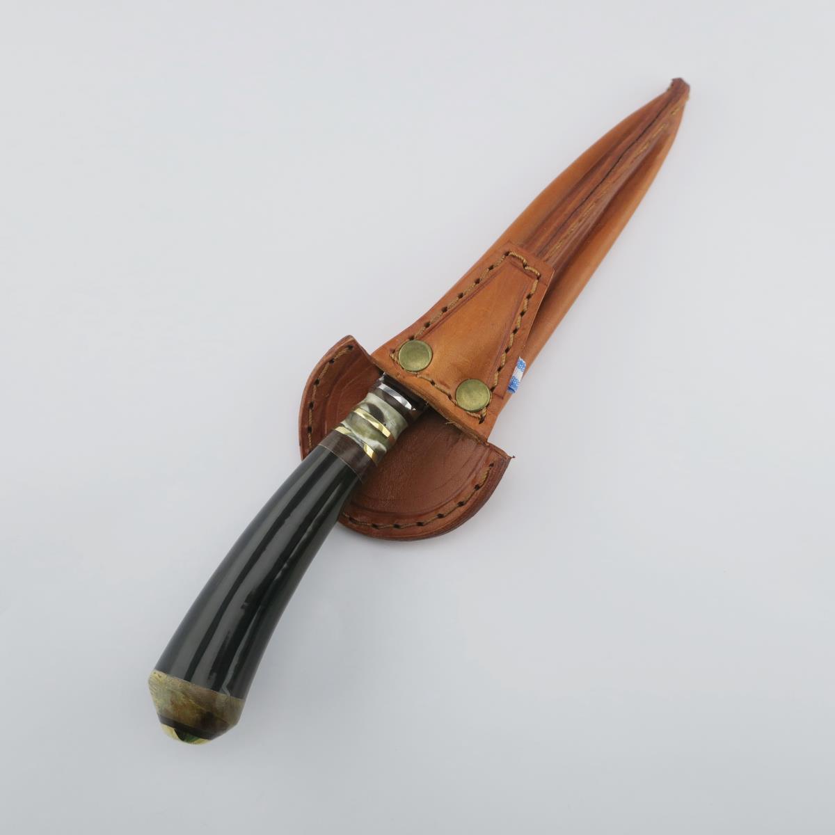 Cuchillo de acero inoxidable de 5.5 pulgadas con mango oscuro y funda de cuero marrón, ideal para actividades al aire libre o como artículo de colección.