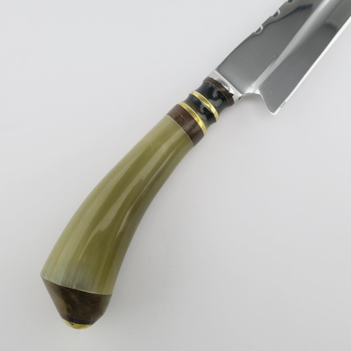 Un cuchillo de acero inoxidable Cow 5.5in Light con hoja pulida y un mango único con detalles en verde claro, marrón oscuro y anillos dorados, ideal para tareas de cocina.