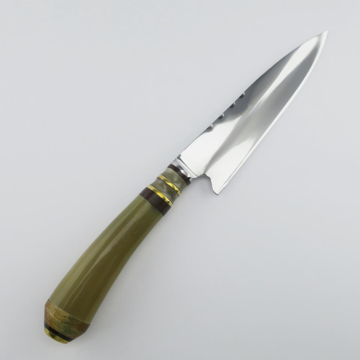 Cuchillo de acero inoxidable Vaca de 5.5 pulgadas con mango verde y detalles dorados, lomo dentado y hoja pulida. Ideal para tareas de cocina.
