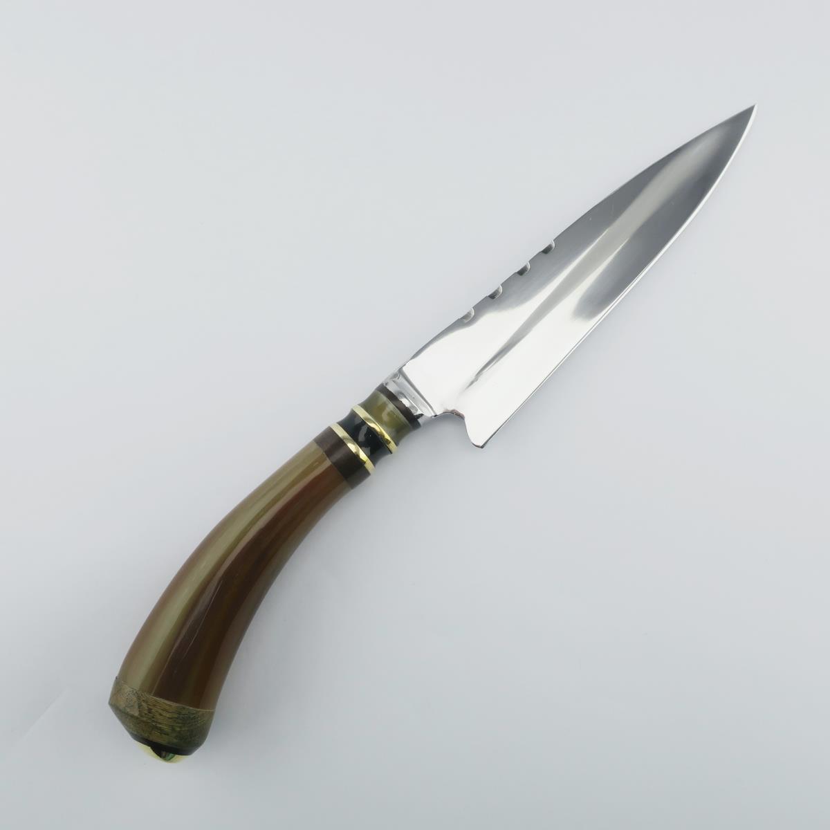 Cuchillo de acero inoxidable Cow de 5.5 pulgadas combinado, con un mango curvo marrón único y hoja pulida, ideal para diversas tareas de cocina o colección. Duradero y afilado, este cuchillo es una mezcla perfecta de estilo y utilidad.