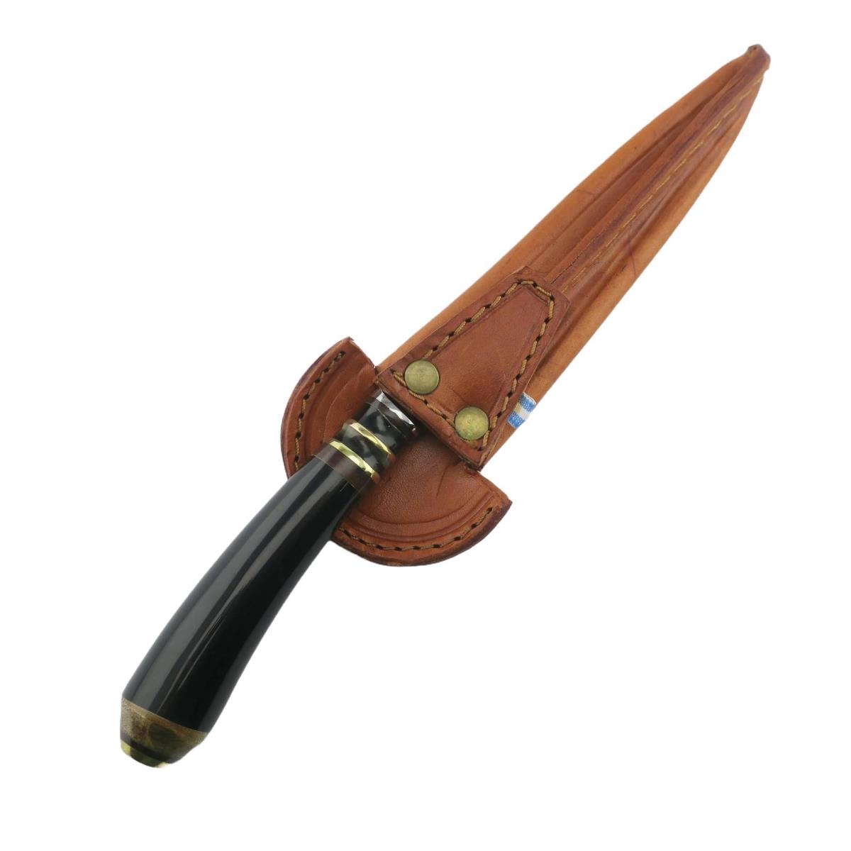 Un cuchillo tradicional de acero inoxidable con mango oscuro de 6.3 pulgadas y funda de cuero marrón, ideal para actividades al aire libre o coleccionismo.