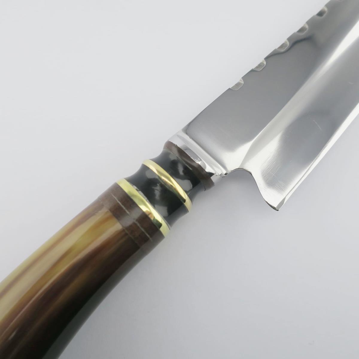 Cuchillo de acero inoxidable de alta calidad de 6.3 pulgadas con un distintivo mango de cuerno de vaca, ideal para diversas tareas de cocina. Cuenta con una hoja duradera y un agarre ergonómico para un uso cómodo.