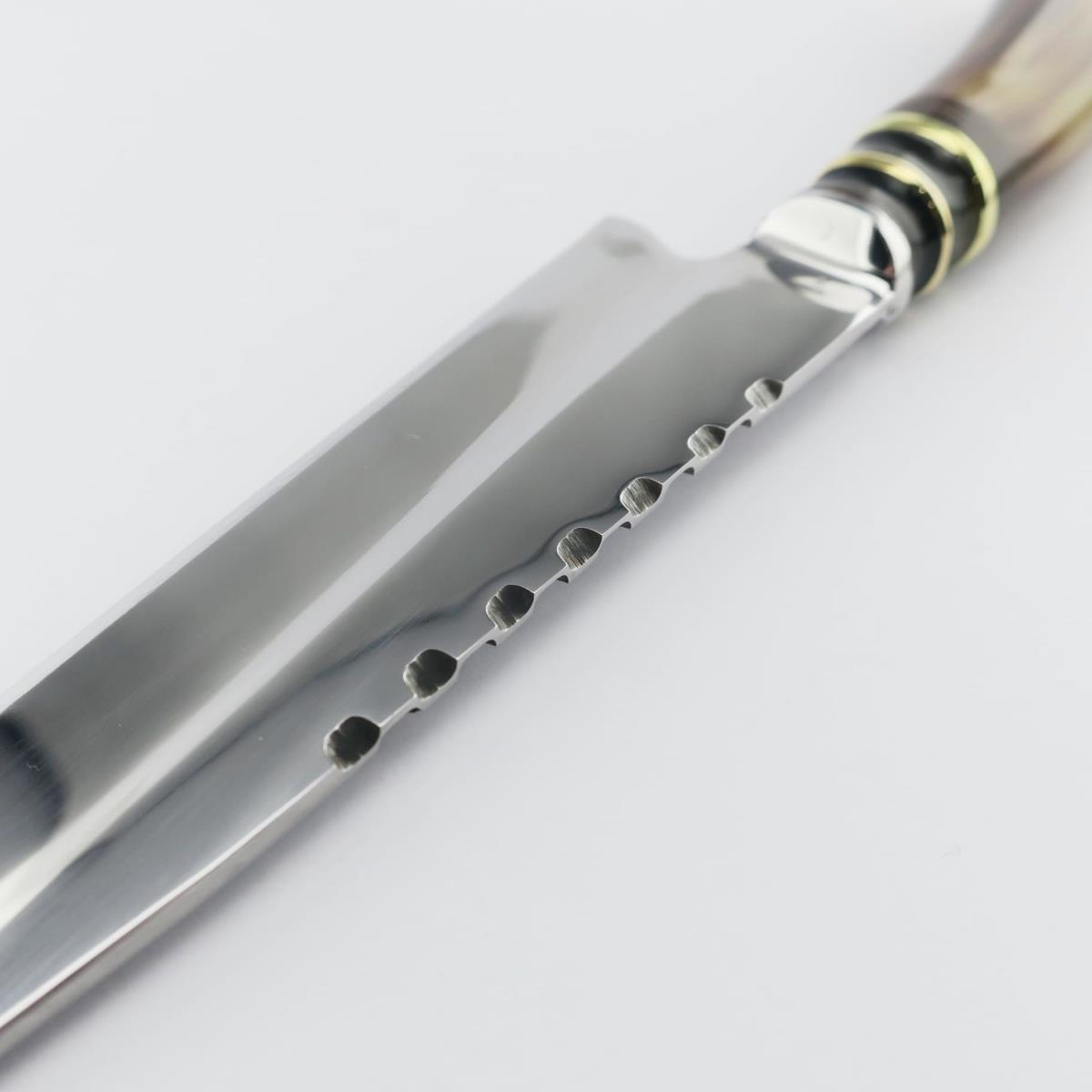 Cuchillo de vaca de 6.3 pulgadas con hoja de acero inoxidable combinado y mango único. Ideal para diversas tareas de cocina, ofreciendo durabilidad y un diseño elegante.