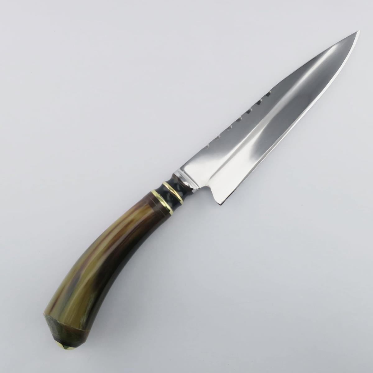 Cuchillo Cow Combinado de acero inoxidable de 6.3 pulgadas con mango de cuerno único y hoja pulida, ideal para coleccionistas y uso en la cocina.