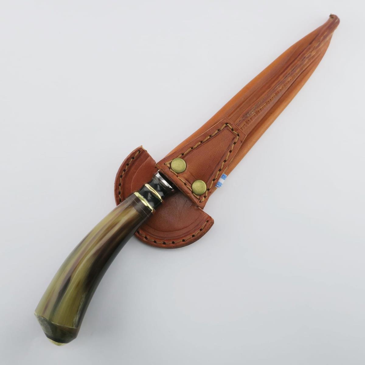 Cuchillo de vaca de 6.3 pulgadas con hoja de acero inoxidable y mango de cuerno natural, acompañado de una funda de cuero marrón personalizada. Ideal para coleccionistas o amantes de actividades al aire libre, este cuchillo artesanal único ofrece durabilidad y un aspecto auténtico.