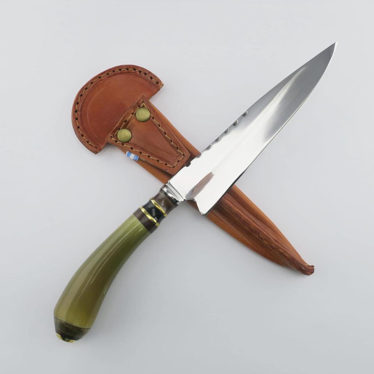 Cow 6.3 inch Light stainless steel knife with a polished blade and a green handle, presented with its brown leather sheath. Ideal for various cutting tasks, combining durability with a distinctive design.
